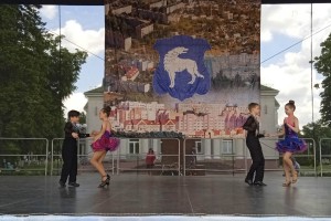 С песнями, танцами и отличным настроением