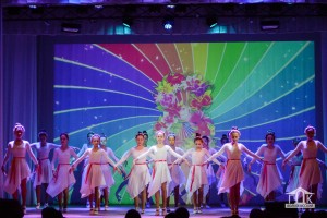 Волковысские артисты поздравили женщин с праздником