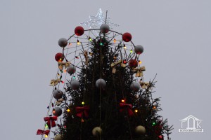 Зажжение новогодней иллюминации, фестиваль светящихся шаров, сказочное представление и фотозоны в Волковыске!